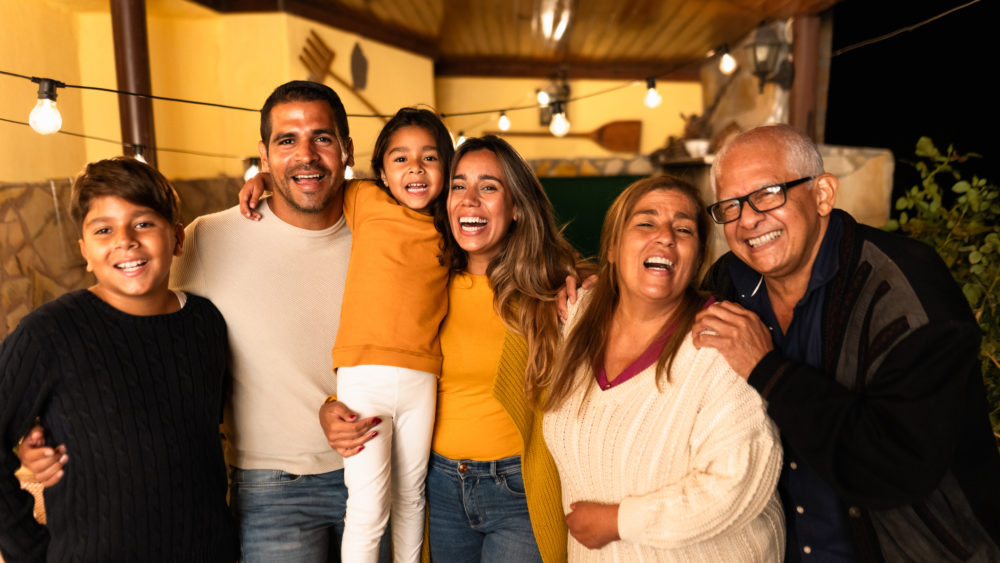 Feliz hogar multigeneracional disfrutando juntos de las vacaciones en casa