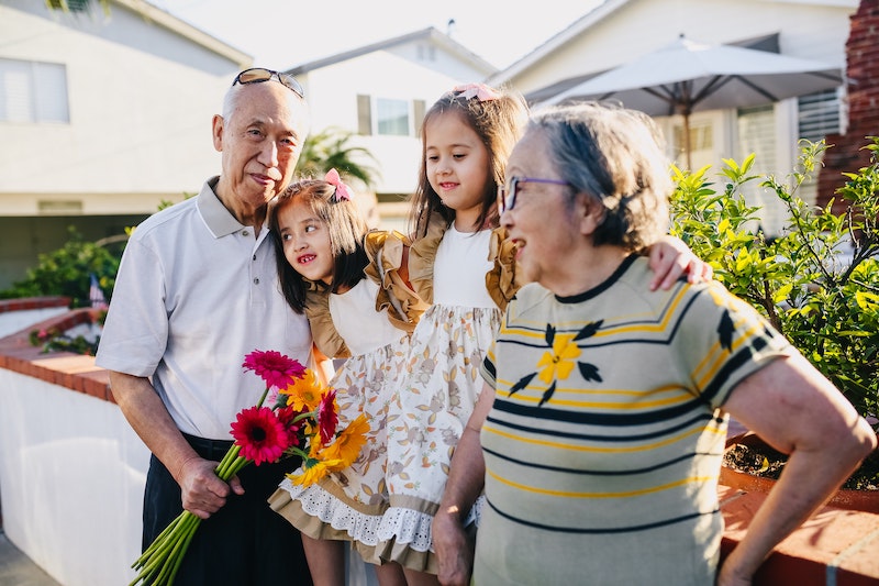 Abuelos asiáticos con dos nietas - Día de los abuelos: una oportunidad para abordar los cambios multigeneracionales